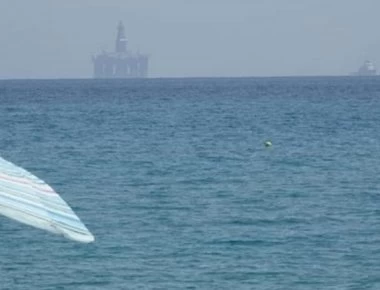 Πλωτή πλατφόρμα άντλησης πετρελαίου και στις ακτές του… Ιονίου